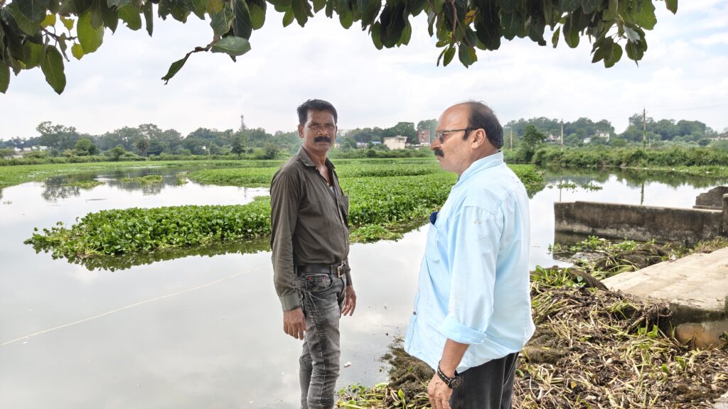 बगमुड़ा तालाब में सफाई अभियान शुरू – नगर पंचायत अध्यक्ष सुरेंद्र चौधरी की घोषणा हुई पूरी, स्थानीय लोग बोले- वर्षों बाद हो रही पहल 2 1000082219