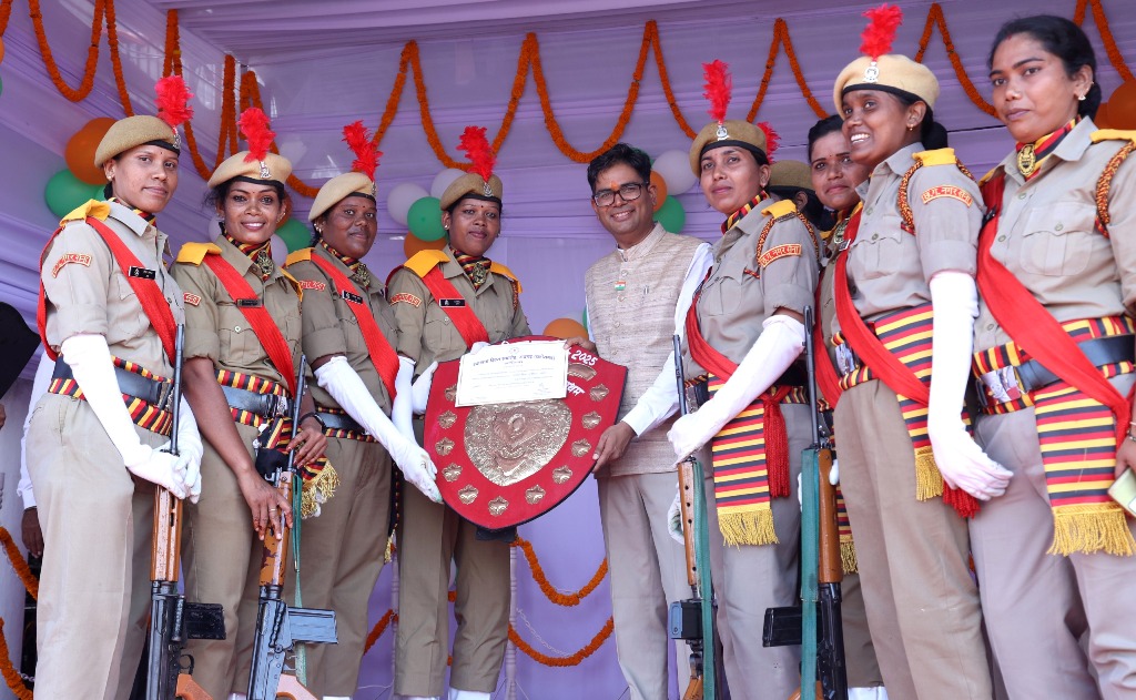 79 वें स्वतंत्रता दिवस पर वित्त मंत्री ओ.पी.चौधरी ने किया ध्वजारोहण शहीद कर्नल विप्लव त्रिपाठी स्टेडियम में हुआ जिला स्तरीय समारोह परेड में टुकडिय़ों ने किया आकर्षक मार्च पास्ट स्कूली बच्चों ने दी सांस्कृतिक कार्यक्रम की मोहक प्रस्तुति रायगढ़ जिले में हर्षोल्लास के साथ मनाया गया स्वतंत्रता दिवस 12 25 2 1