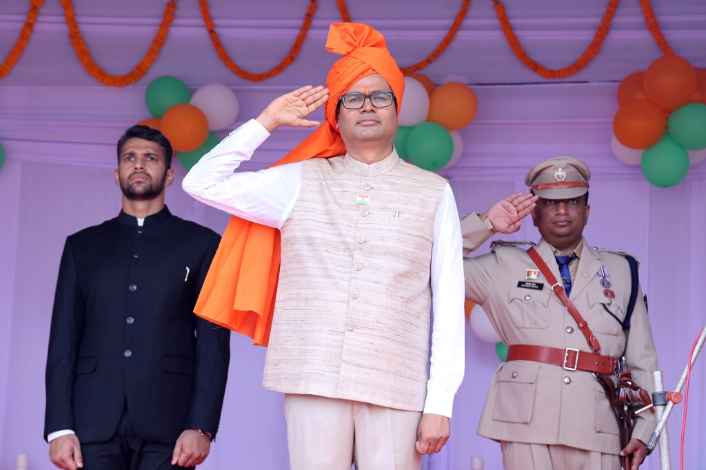 79 वें स्वतंत्रता दिवस पर वित्त मंत्री ओ.पी.चौधरी ने किया ध्वजारोहण शहीद कर्नल विप्लव त्रिपाठी स्टेडियम में हुआ जिला स्तरीय समारोह परेड में टुकडिय़ों ने किया आकर्षक मार्च पास्ट स्कूली बच्चों ने दी सांस्कृतिक कार्यक्रम की मोहक प्रस्तुति रायगढ़ जिले में हर्षोल्लास के साथ मनाया गया स्वतंत्रता दिवस 2 8 13