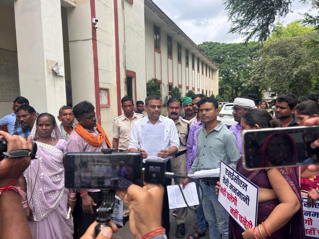 बरौद कोल माइंस के विस्थापितों की गूंज – रायगढ़ में उठी हक की हुंकार, “अबकी बार अधिकार लेकर रहेंगे” 2 IMG 20250818 WA0025