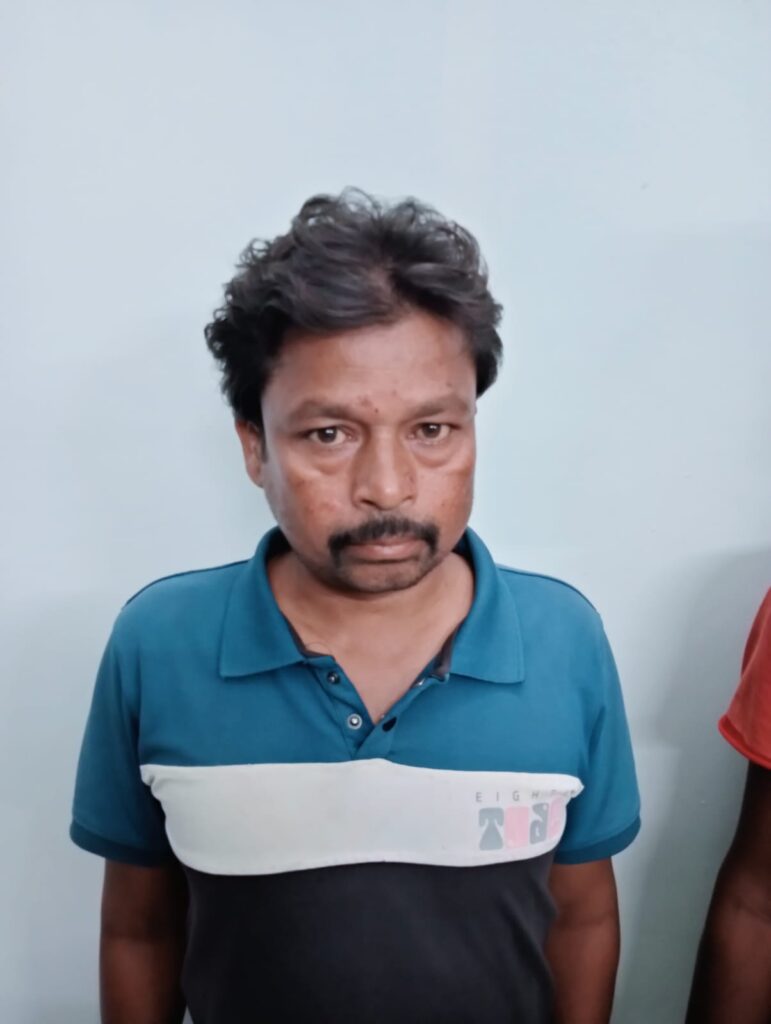 ग्राम कठरापाली हत्याकांड का घरघोड़ा पुलिस ने किया महज 6 घंटे में खुलासा● पिता की जमीन बेचने की रंजिश में बेटे ने साथी संग की थी हत्या, मृतक का बेटा और उसका साथी गिरफ्तार ● आरोपियों ने हत्या को चोरी का रूप देने का किया प्रयास, पुलिस जांच में सच आया सामने 3 1000168520