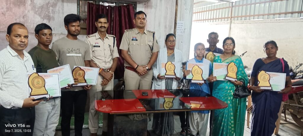 छाल और जूटमिल पुलिस ने शिक्षकों, छात्रों और समाजसेवियों को किया सम्मानित 👉● गांव की सुरक्षा व सामाजिक भागीदारी को लेकर थाने में किया गया कार्यक्रम का आयोजन 3 1000217317