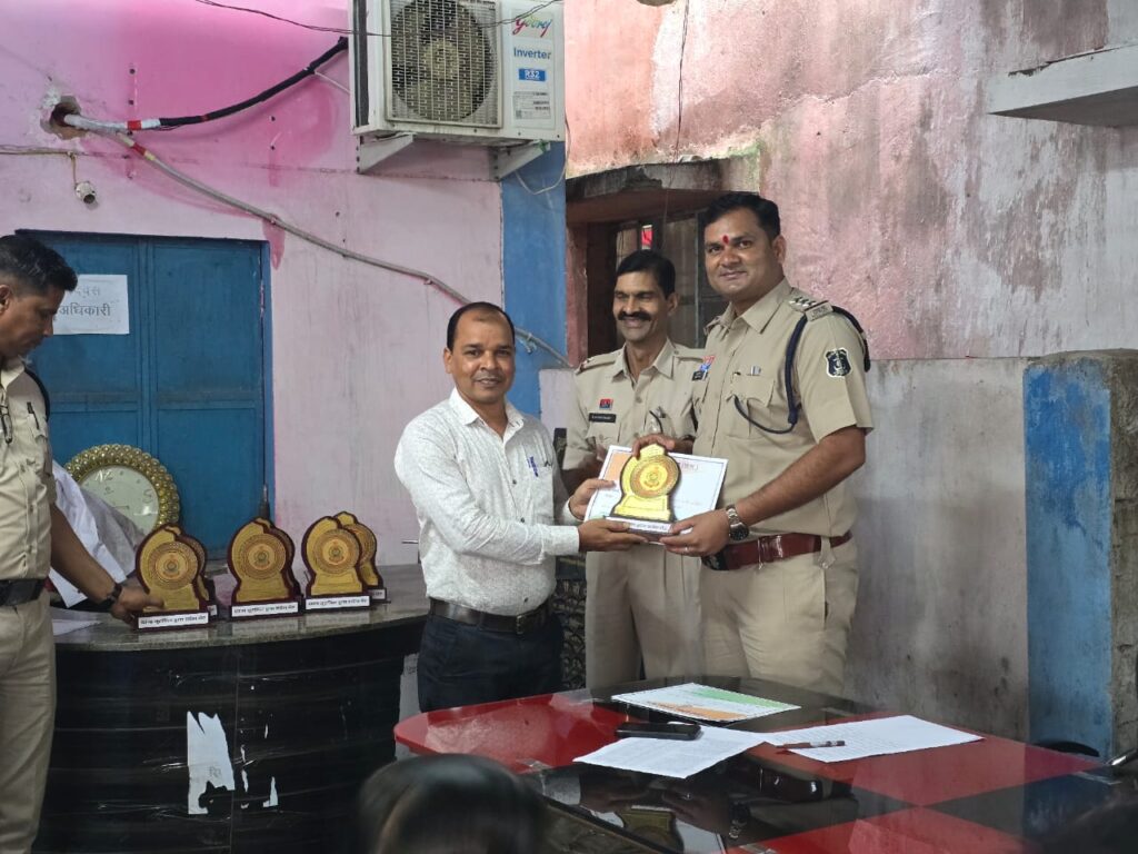 छाल और जूटमिल पुलिस ने शिक्षकों, छात्रों और समाजसेवियों को किया सम्मानित 👉● गांव की सुरक्षा व सामाजिक भागीदारी को लेकर थाने में किया गया कार्यक्रम का आयोजन 2 1000217318