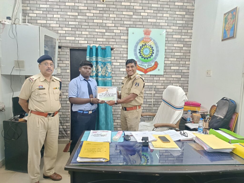 घरघोड़ा थाना में कोटवारों व छात्रों का सम्मान, थाना प्रभारी ने दिया प्रशस्ति पत्र 2 1000299308