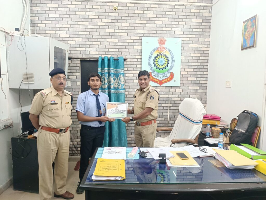 घरघोड़ा थाना में कोटवारों व छात्रों का सम्मान, थाना प्रभारी ने दिया प्रशस्ति पत्र 3 1000299434