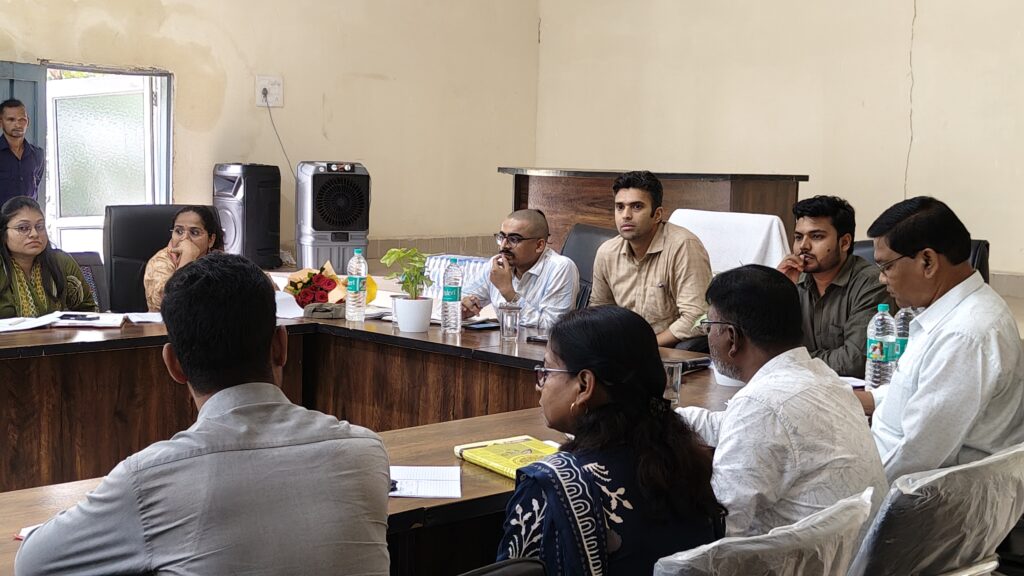 रायगढ़ कलेक्टर मयंक चतुर्वेदी ने घरघोड़ा में पटवारी–आरआई की बैठक ली, दिए जरूरी निर्देश 2 1000321297