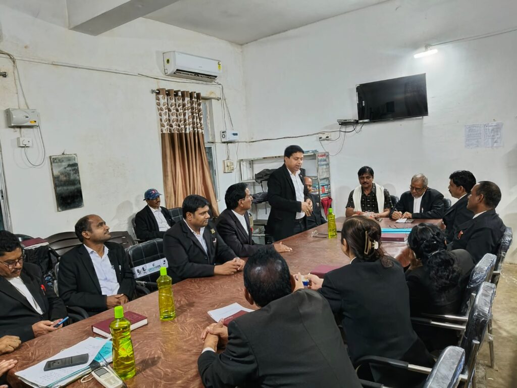 घरघोड़ा में वकीलों ने किया अध्यक्ष सुरेंद्र सिंह चौधरी का सम्मान 👉शहर विकास को लेकर हुई सार्थक चर्चा 2 1000325483