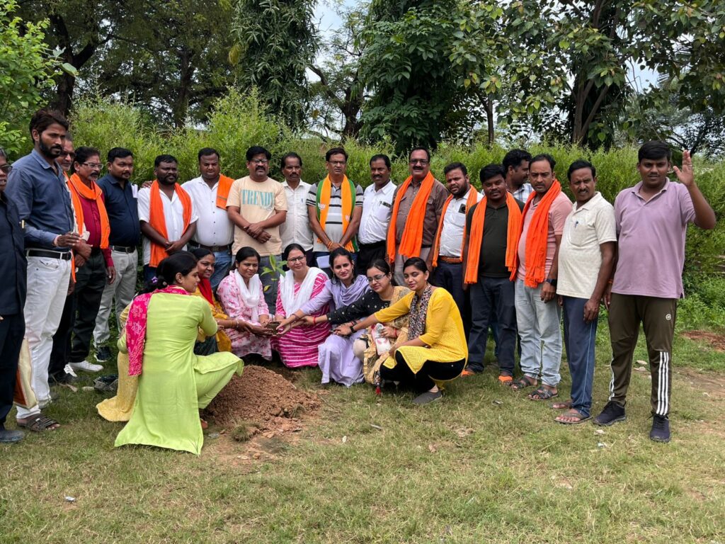 प्रधानमंत्री नरेंद्र मोदी जी के जन्म दिवस पर कोतरा स्कूल में “एक पेड़ माँ के नाम” अभियान का शुभारंभ उत्कृष्ट कार्य करने वाले शिक्षकों भी क्या सम्मानित 2 1000348928