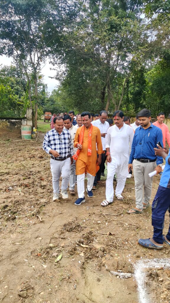 “स्वच्छता ही सेवा” अभियान के तहत घरघोड़ा में वृक्षारोपण व शपथ, सांसद राधेश्याम राठिया ने दिलाई शपथ। 4 1000433350