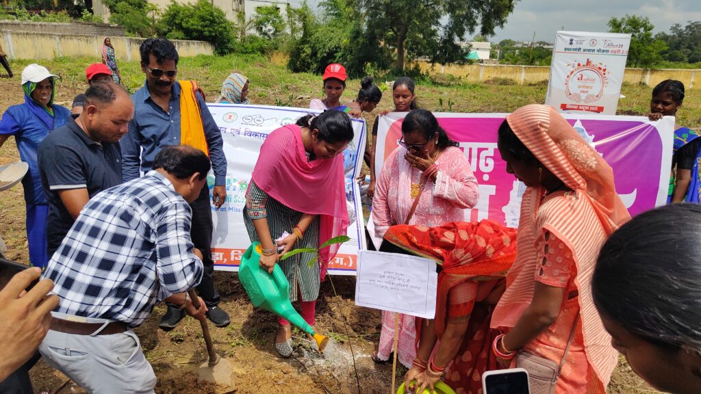 “स्वच्छता ही सेवा” अभियान के तहत घरघोड़ा में वृक्षारोपण व शपथ, सांसद राधेश्याम राठिया ने दिलाई शपथ। 7 1000433524
