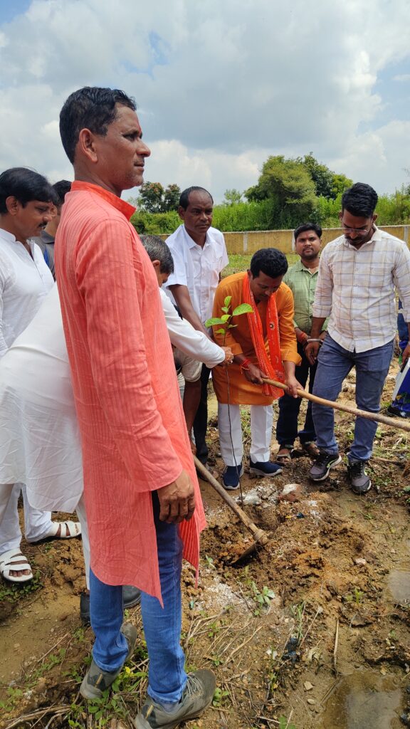 “स्वच्छता ही सेवा” अभियान के तहत घरघोड़ा में वृक्षारोपण व शपथ, सांसद राधेश्याम राठिया ने दिलाई शपथ। 6 1000433541