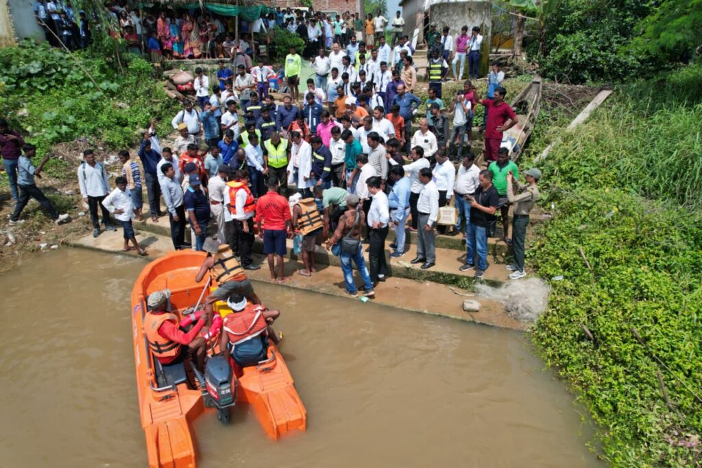 महानदी में फंसे लोगों को बचाव दल ने मोटरबोट से सुरक्षित निकाला**बाढ़ आपदा से बचाव और राहत कार्यों के लिए तटवर्ती गांवों सिंगपुरी और चंघोरी में हुआ मॉक ड्रिल**जिला आपदा राहत फोर्स ने अन्य प्रशासनिक विभागों के साथ मिलकर किया अभ्यास 2 1000445799