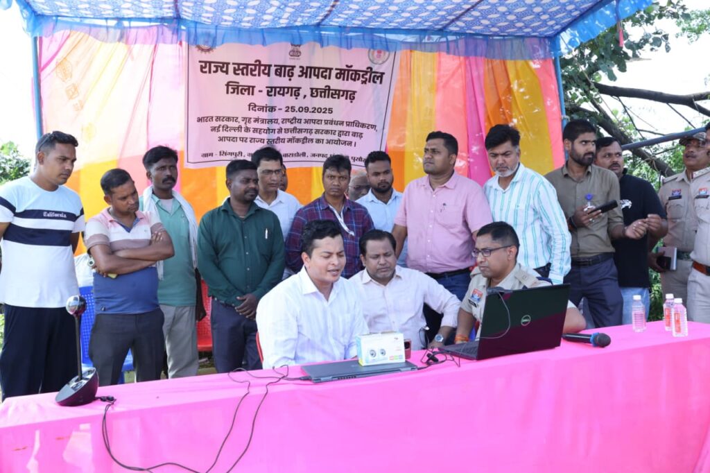 महानदी में फंसे लोगों को बचाव दल ने मोटरबोट से सुरक्षित निकाला**बाढ़ आपदा से बचाव और राहत कार्यों के लिए तटवर्ती गांवों सिंगपुरी और चंघोरी में हुआ मॉक ड्रिल**जिला आपदा राहत फोर्स ने अन्य प्रशासनिक विभागों के साथ मिलकर किया अभ्यास 4 1000445800