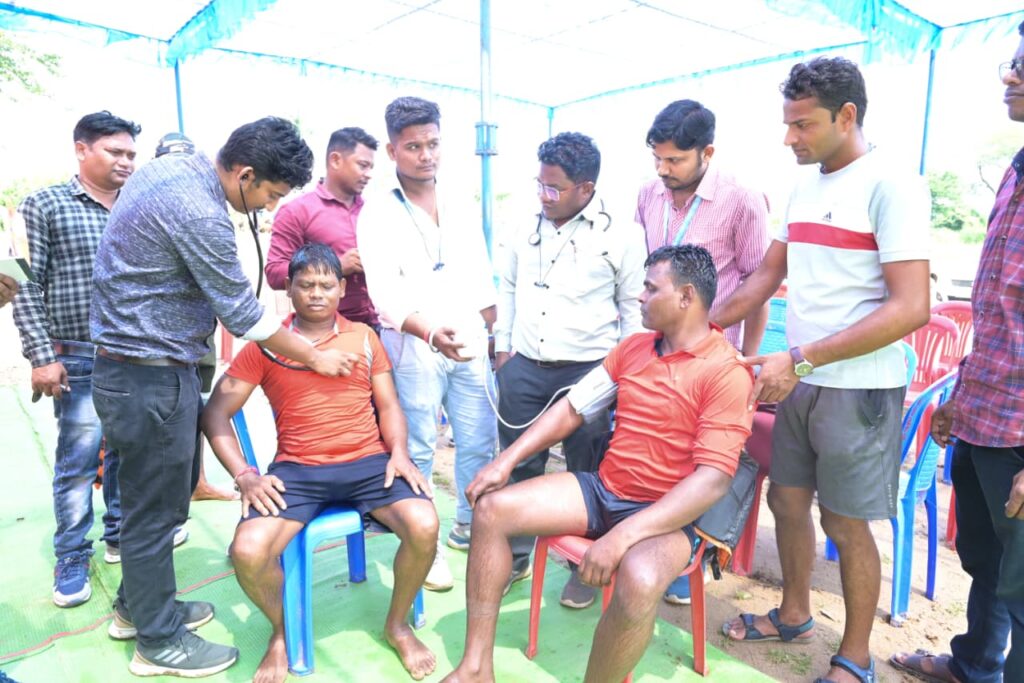 महानदी में फंसे लोगों को बचाव दल ने मोटरबोट से सुरक्षित निकाला**बाढ़ आपदा से बचाव और राहत कार्यों के लिए तटवर्ती गांवों सिंगपुरी और चंघोरी में हुआ मॉक ड्रिल**जिला आपदा राहत फोर्स ने अन्य प्रशासनिक विभागों के साथ मिलकर किया अभ्यास 3 1000445801