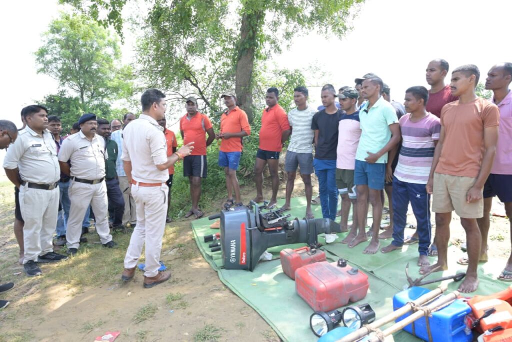महानदी में फंसे लोगों को बचाव दल ने मोटरबोट से सुरक्षित निकाला**बाढ़ आपदा से बचाव और राहत कार्यों के लिए तटवर्ती गांवों सिंगपुरी और चंघोरी में हुआ मॉक ड्रिल**जिला आपदा राहत फोर्स ने अन्य प्रशासनिक विभागों के साथ मिलकर किया अभ्यास 5 1000445802