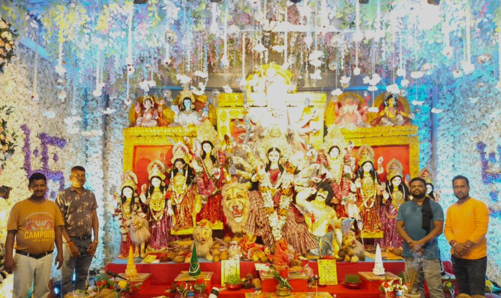 नवरात्र में सजी भव्य छटा: नव जागृति दुर्गा पूजन समिति ब्लॉक कॉलोनी, घरघोड़ा का विशाल पंडाल बना आकर्षण का केंद्र 2 1000486418