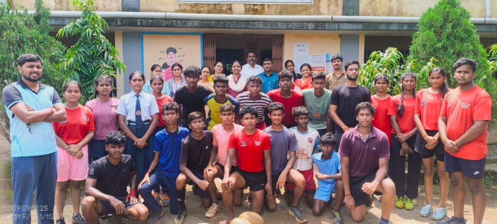 रायगढ़ जिले की टीम संभाग स्तरीय खेल प्रतियोगिता के लिए रवाना कोतरा स्कूल के 13 खिलाड़ी भी संभाग स्तर पर चमक बिखेरने को तैयार 4 IMG 20250914 WA0004 1