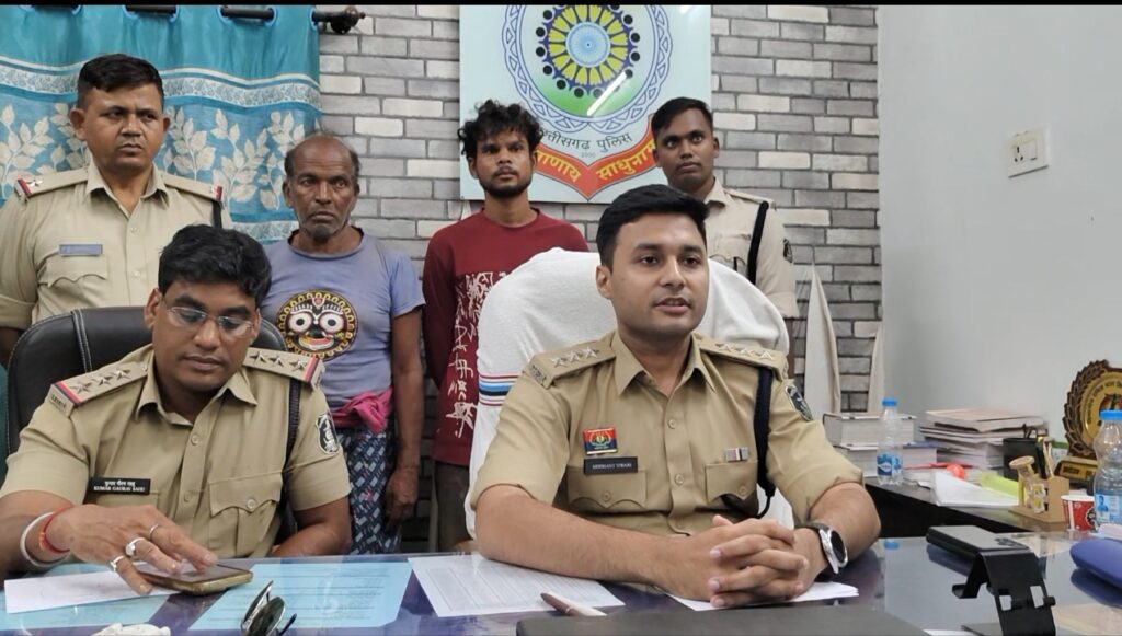 रायकेरा दोहरे हत्याकांड का 24 घंटे में खुलासा, घरघोड़ा पुलिस ने पिता की हत्या करने वाले बेटे समेत दो को किया गिरफ्तार 2 1000542607