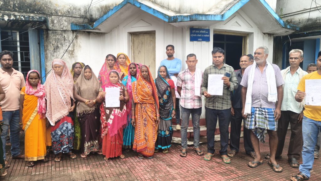 घरघोड़ा : ग्राम पंचायत छोटे-गुमड़ा में फर्जी आहरण का खेल! सचिव पर गंभीर आरोप – लाखों की राशि हजम, काम कागजों में पूरा… 2 1000563814