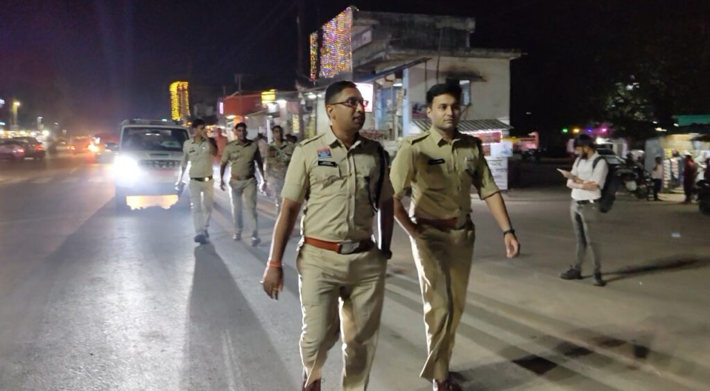 दीपावली त्यौहार के मद्देनज़र घरघोड़ा पुलिस का फ्लैग मार्च, एडिशनल एसपी ने पटाखा विक्रेताओं को दी हिदायत 4 1000698276
