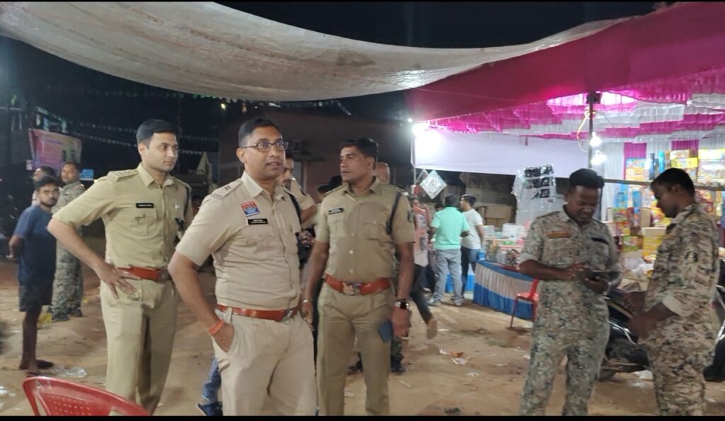 दीपावली त्यौहार के मद्देनज़र घरघोड़ा पुलिस का फ्लैग मार्च, एडिशनल एसपी ने पटाखा विक्रेताओं को दी हिदायत 3 1000698277