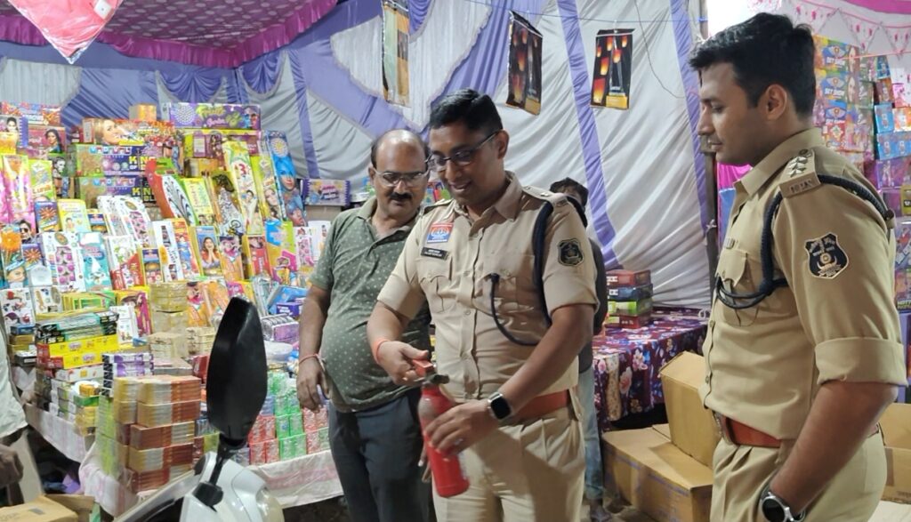 दीपावली त्यौहार के मद्देनज़र घरघोड़ा पुलिस का फ्लैग मार्च, एडिशनल एसपी ने पटाखा विक्रेताओं को दी हिदायत 2 1000698278