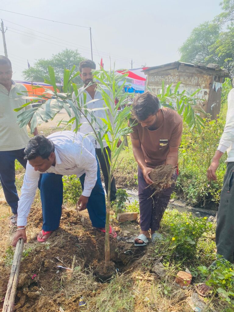 स्व. संजय भारद्वाज की स्मृति में अम्बेडकर चौक में किया गया पौधा रोपण 2 1000713419