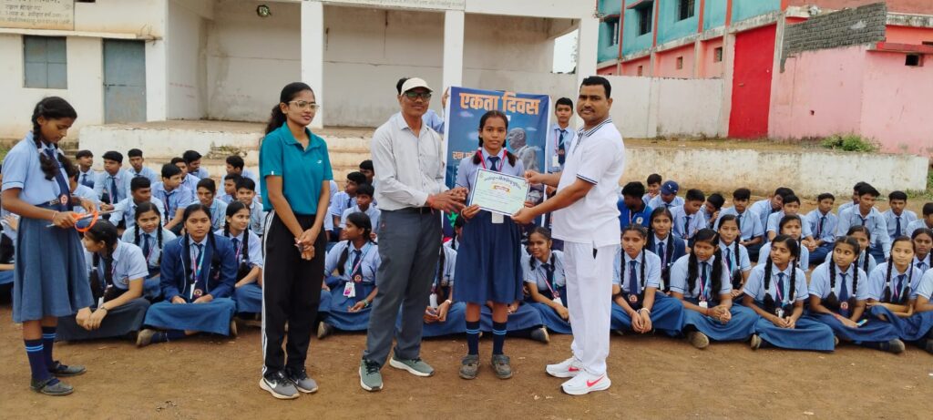 थाना बिलाईगढ़ पुलिस ने आत्मानंद स्कूल पवनी में मनाया राष्ट्रीय एकता दिवस स्कूल स्टाफ और बच्चों के साथ “Run for Unity” 100 मीटर दौड़ का आयोजन 3 1000843880