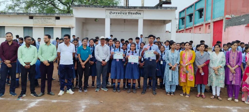 थाना बिलाईगढ़ पुलिस ने आत्मानंद स्कूल पवनी में मनाया राष्ट्रीय एकता दिवस स्कूल स्टाफ और बच्चों के साथ “Run for Unity” 100 मीटर दौड़ का आयोजन 5 1000843894