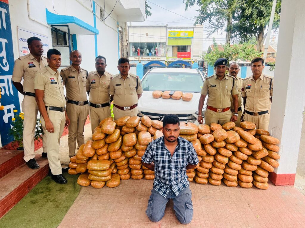 गांजा तस्करी पर घरघोड़ा पुलिस की बड़ी कार्रवाई, हुंडई कार से ढाई क्विंटल गांजा बरामद, एक आरोपी गिरफ्तार @आरोपी से 257 किलो गांजा, हुंडई कार और मोबाइल जब्त, करीब 58 लाख की संपत्ति बरामद— आरोपी पर एनडीपीएस एक्ट की कार्रवाई @थाना प्रभारी घरघोड़ा के साथ गांजा रेड कार्रवाई में साइबर सेल, पूंजीपथरा और यातायात पुलिस की घेराबंदी ने दिलाई बड़ी सफलता 3 1000847516