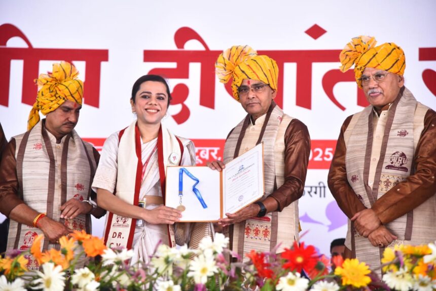 घरघोड़ा से बड़ी उपलब्धि – अधिवक्ता कीर्ति गुप्ता को एलएलबी में स्वर्ण पदक 1 IMG 20251027 WA0073