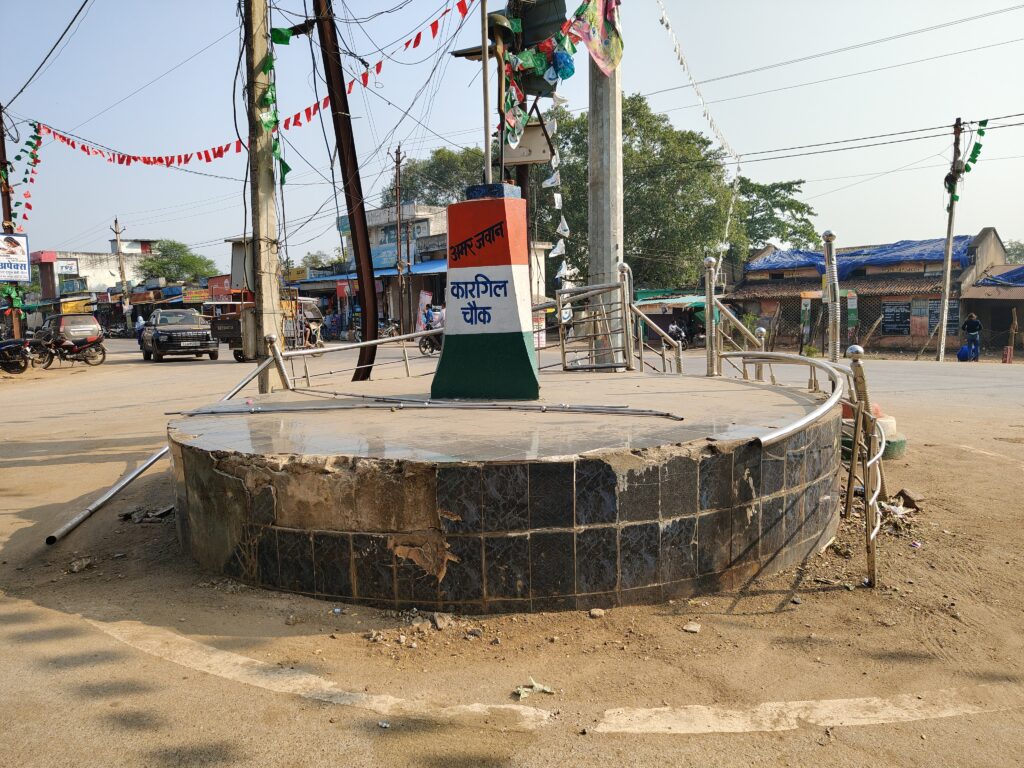 घरघोड़ा नगर का गौरव बन रहा उपेक्षा का शिकार — अमर जवान कारगिल चौक और जयस्तंभ चौराहा बदहाली में 2 1000916494