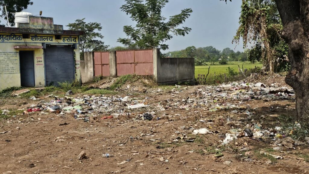 ग्राम पंचायत हसौद बस स्टैंड के पास सामुदायिक शौचालय में पसरा गंदगी का अंबार, प्रशासन बेखबर 2 1000919151