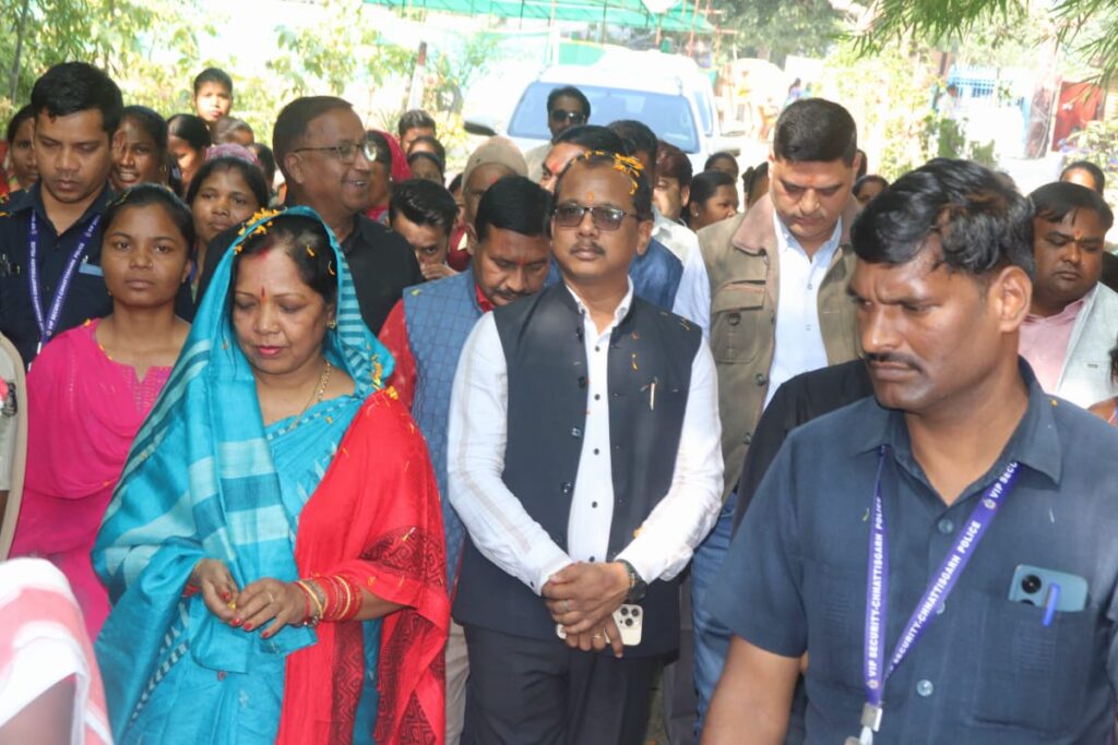 मयाली नेचर कैम्प में संभाग स्तरीय सरस मेला का शुभारंभ, सालिक साय ने किया उद्घाटन — 2 1000949063