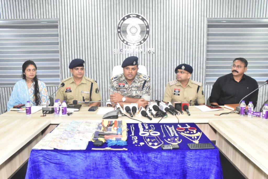 चोरी करने वाले 2 बांग्लादेशी नागरिक लाखों के सामान के साथ गिरफ्तार @शहर में चोरी करने वाला अंतर्राजीय गिरोह बस्तर पुलिस की गिरफ्त में 2 1000960948