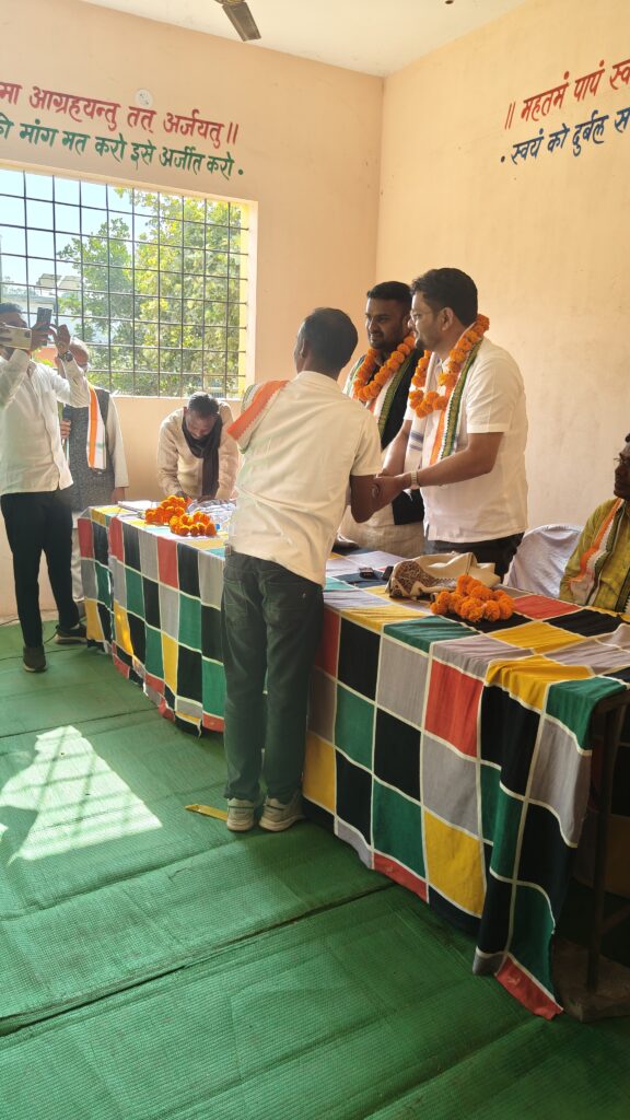 सारंगढ़-बिलाईगढ़ में कांग्रेस संगठन का विस्तार, मोहम्मद सिद्दीकी ने धान खरीदी व्यवस्था पर उठाए सवाल 7 1001304643