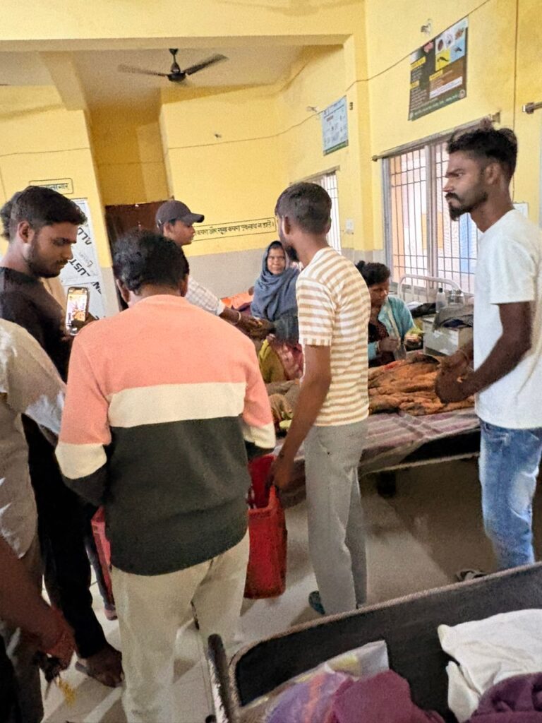 युवा साथी सेवा संगठन द्वारा सामुदायिक स्वास्थ्य केंद्र घरघोड़ा में मरीजों को फल व बिस्किट वितरण 6 1001918967