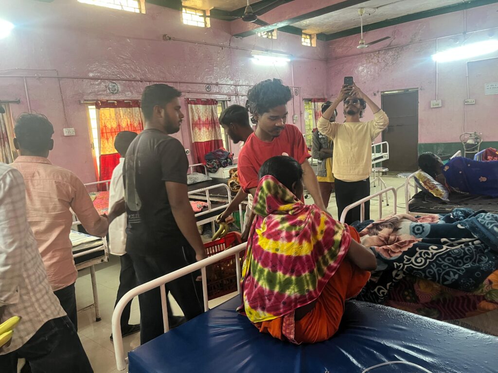 युवा साथी सेवा संगठन द्वारा सामुदायिक स्वास्थ्य केंद्र घरघोड़ा में मरीजों को फल व बिस्किट वितरण 5 1001918974