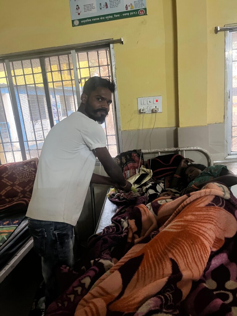 युवा साथी सेवा संगठन द्वारा सामुदायिक स्वास्थ्य केंद्र घरघोड़ा में मरीजों को फल व बिस्किट वितरण 3 1001918975