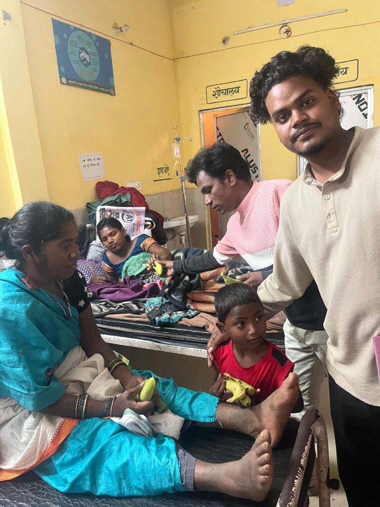 युवा साथी सेवा संगठन द्वारा सामुदायिक स्वास्थ्य केंद्र घरघोड़ा में मरीजों को फल व बिस्किट वितरण 2 1001918976