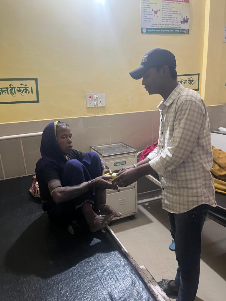 युवा साथी सेवा संगठन द्वारा सामुदायिक स्वास्थ्य केंद्र घरघोड़ा में मरीजों को फल व बिस्किट वितरण 4 1001918982