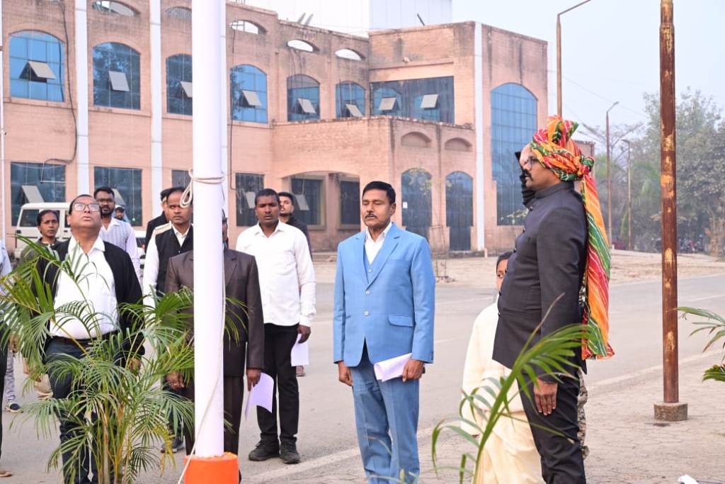 बलरामपुर : संयुक्त जिला कार्यालय परिसर में कलेक्टर ने किया ध्वजारोहण 1 1769415322 308cbd68a05475aa17dc