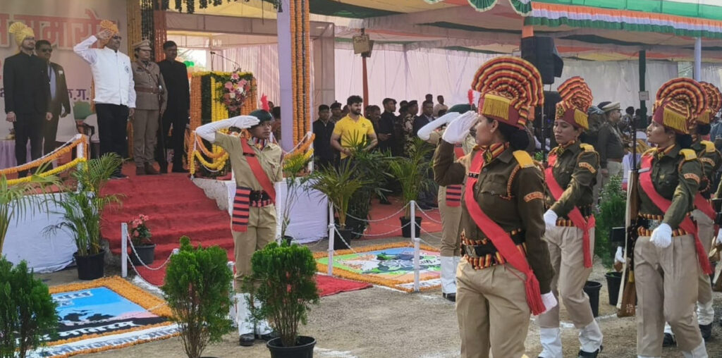 रायपुर : बलौदाबाजार-भाटापारा जिले में हर्षाेल्लास के साथ मनाया गया गणतन्त्र दिवस 1 1769417520 e93a91f7f01a524fed4b