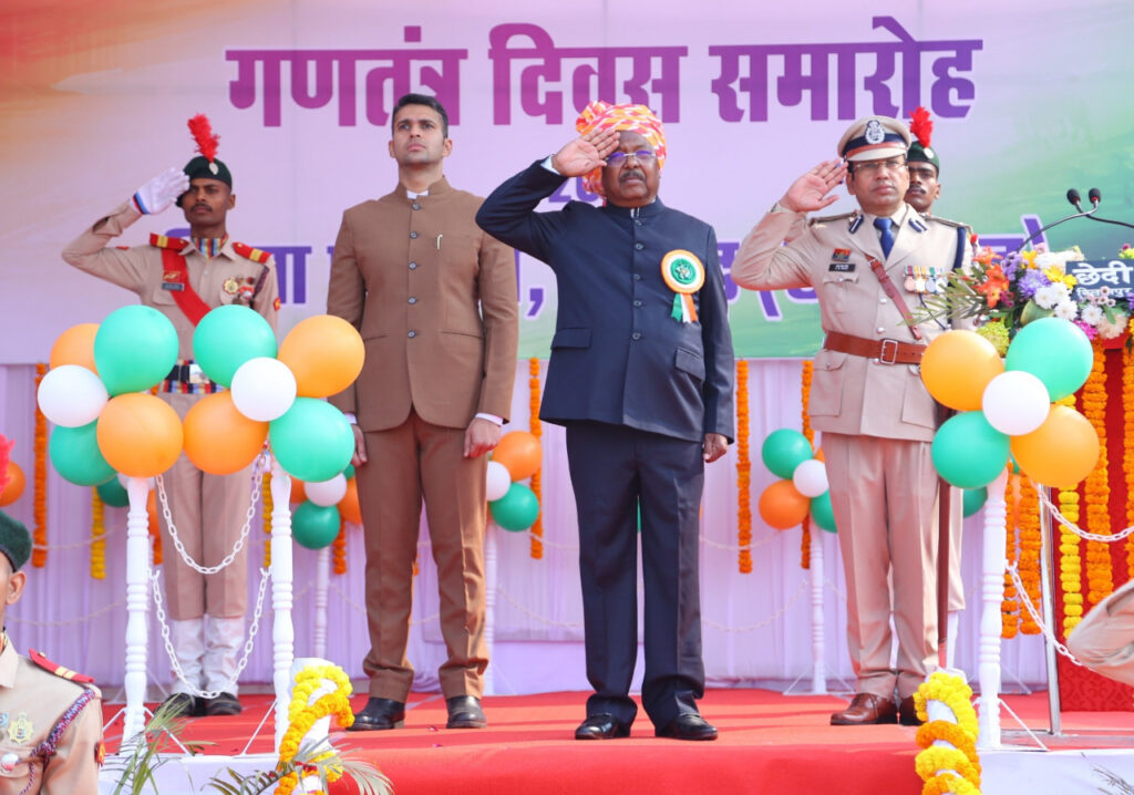 रायपुर : 77वें गणतंत्र दिवस पर कृषि मंत्री श्री रामविचार नेताम ने फहराया तिरंगा 1 1769426186 e710ca32ad0d59e80f6c