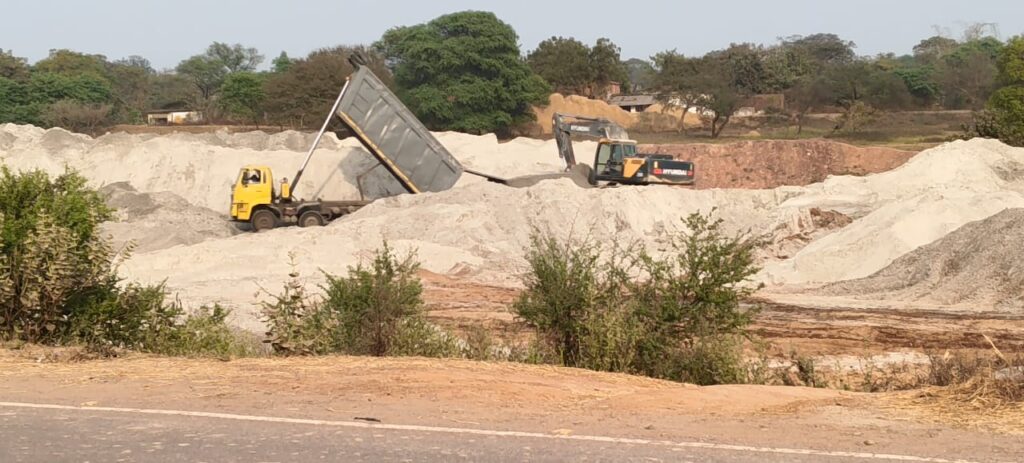 सोननदी के पास नियम विरुद्ध जहरीली राखड डंपिंग ग्रामीणों के स्वास्थ्य पर मंडरा रहा खतरा 1 IMG 20260131 WA0001