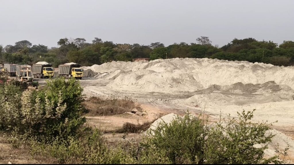 सोननदी के पास नियम विरुद्ध जहरीली राखड डंपिंग ग्रामीणों के स्वास्थ्य पर मंडरा रहा खतरा 4 IMG 20260131 WA0002