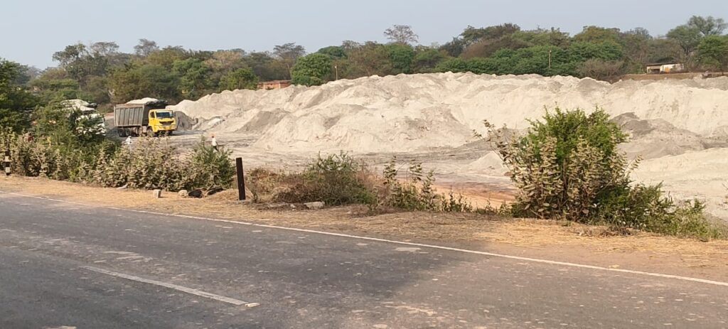 सोननदी के पास नियम विरुद्ध जहरीली राखड डंपिंग ग्रामीणों के स्वास्थ्य पर मंडरा रहा खतरा 2 IMG 20260131 WA0004