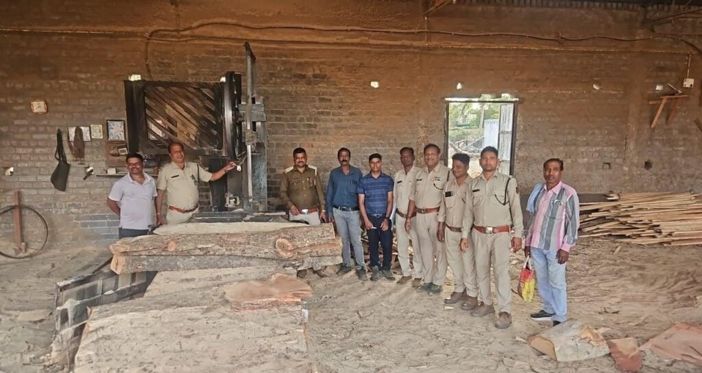 रायपुर : सक्ती वन परिक्षेत्र में अवैध लकड़ी भंडारण पर बड़ी कार्रवाई 1 1771520524 6618872f86438ae7854e